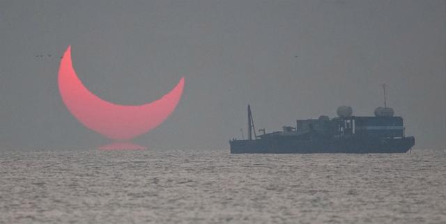 月球和太陽同時升起 波斯灣出現神奇罕見海市蜃樓 惡魔之角 徐德文5分鐘科學頻道